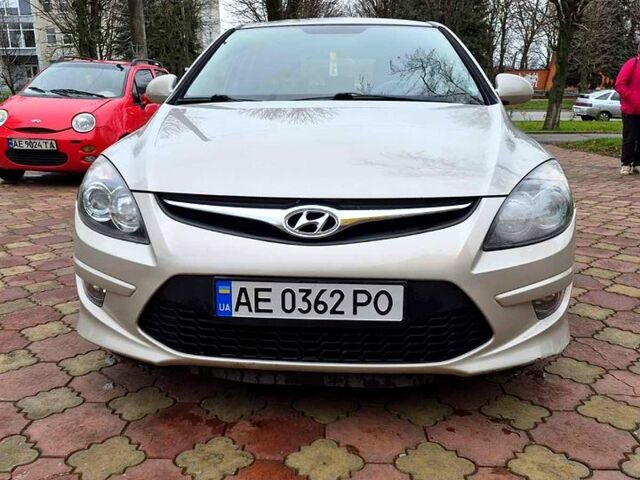 Серый Хендай i30, объемом двигателя 1.6 л и пробегом 200 тыс. км за 7000 $, фото 2 на Automoto.ua