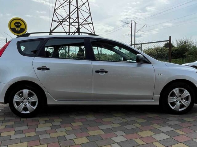 Серый Хендай i30, объемом двигателя 1.6 л и пробегом 245 тыс. км за 7500 $, фото 7 на Automoto.ua