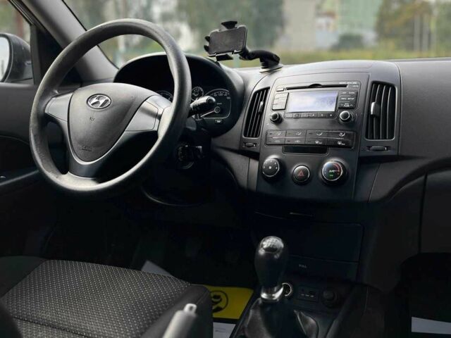 Серый Хендай i30, объемом двигателя 1.6 л и пробегом 245 тыс. км за 7500 $, фото 9 на Automoto.ua