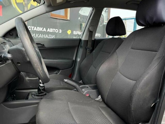 Серый Хендай i30, объемом двигателя 1.6 л и пробегом 245 тыс. км за 7500 $, фото 14 на Automoto.ua