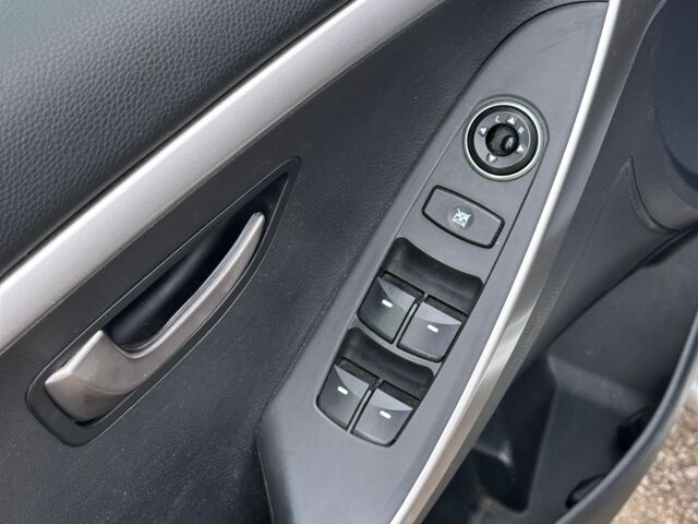 Серый Хендай i30, объемом двигателя 1.6 л и пробегом 192 тыс. км за 8400 $, фото 9 на Automoto.ua