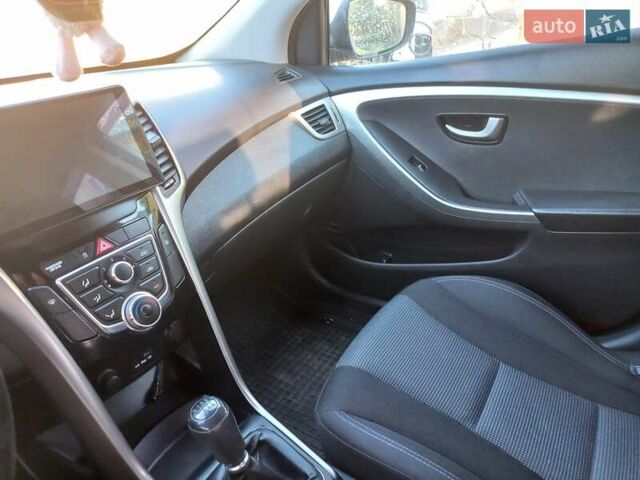 Серый Хендай i30, объемом двигателя 1.4 л и пробегом 154 тыс. км за 7400 $, фото 9 на Automoto.ua