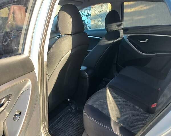Серый Хендай i30, объемом двигателя 1.4 л и пробегом 154 тыс. км за 7400 $, фото 5 на Automoto.ua