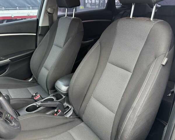 Серый Хендай i30, объемом двигателя 1.4 л и пробегом 214 тыс. км за 8500 $, фото 5 на Automoto.ua