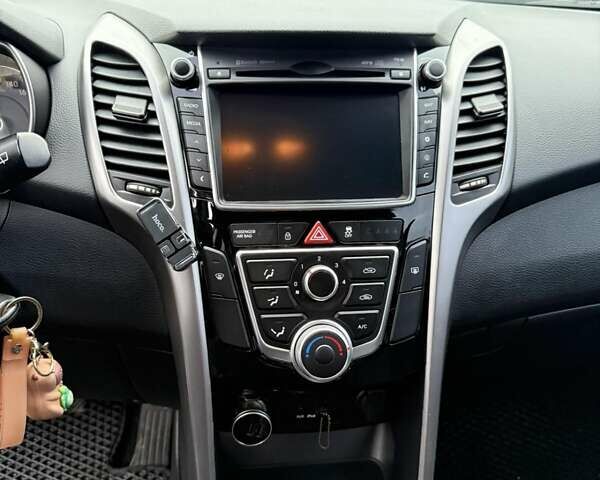 Серый Хендай i30, объемом двигателя 1.4 л и пробегом 214 тыс. км за 8500 $, фото 6 на Automoto.ua