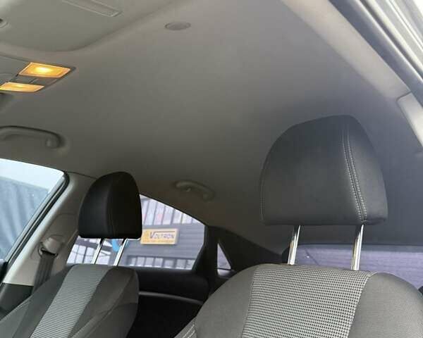 Серый Хендай i30, объемом двигателя 1.4 л и пробегом 214 тыс. км за 8500 $, фото 7 на Automoto.ua