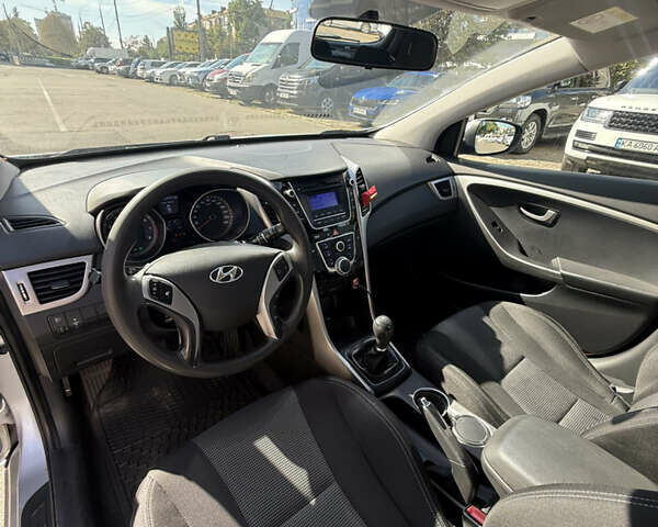 Серый Хендай i30, объемом двигателя 1.4 л и пробегом 254 тыс. км за 7500 $, фото 11 на Automoto.ua