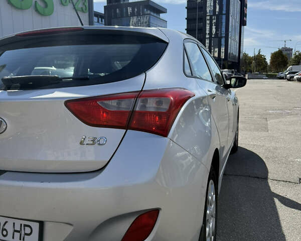 Серый Хендай i30, объемом двигателя 1.4 л и пробегом 254 тыс. км за 7500 $, фото 6 на Automoto.ua