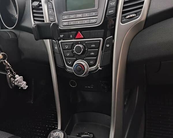 Серый Хендай i30, объемом двигателя 1.4 л и пробегом 77 тыс. км за 9100 $, фото 7 на Automoto.ua