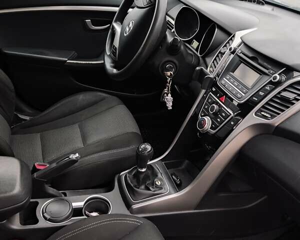 Серый Хендай i30, объемом двигателя 1.4 л и пробегом 77 тыс. км за 9100 $, фото 6 на Automoto.ua