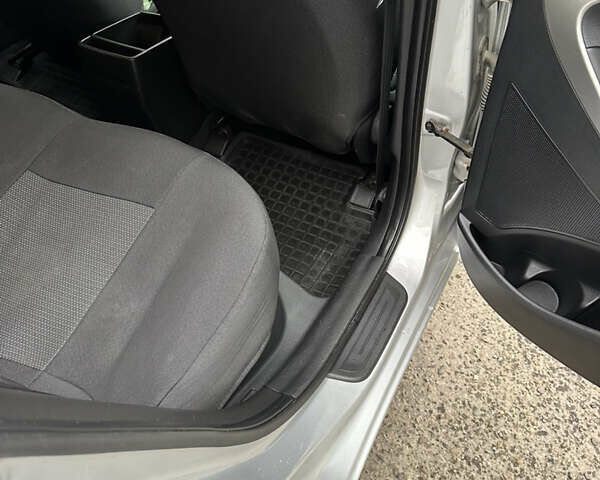 Серый Хендай i30, объемом двигателя 1.37 л и пробегом 130 тыс. км за 8800 $, фото 18 на Automoto.ua