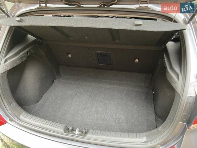 Серый Хендай i30, объемом двигателя 1.37 л и пробегом 83 тыс. км за 12500 $, фото 8 на Automoto.ua