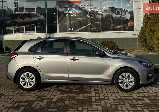 Серый Хендай i30, объемом двигателя 1.5 л и пробегом 76 тыс. км за 17017 $, фото 4 на Automoto.ua