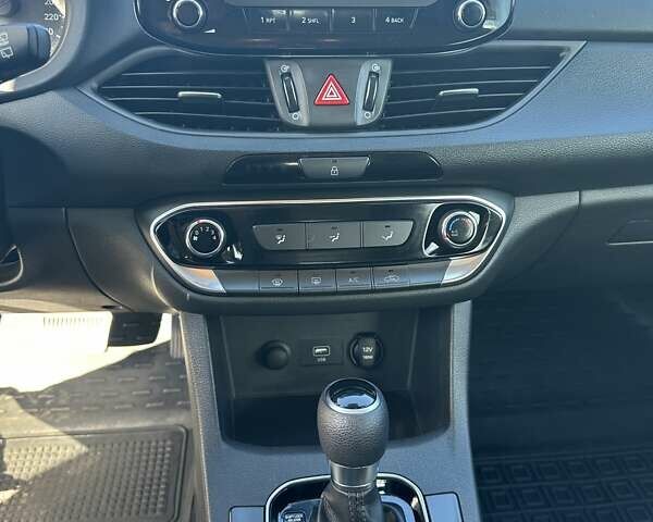 Серый Хендай i30, объемом двигателя 1.5 л и пробегом 18 тыс. км за 16700 $, фото 5 на Automoto.ua