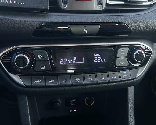 Серый Хендай i30, объемом двигателя 1.5 л и пробегом 72 тыс. км за 17800 $, фото 4 на Automoto.ua