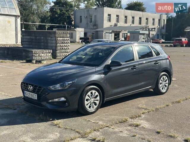 Серый Хендай i30, объемом двигателя 1.5 л и пробегом 18 тыс. км за 16700 $, фото 2 на Automoto.ua