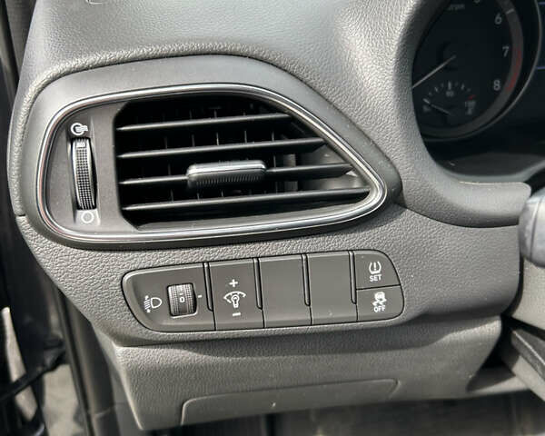 Сірий Хендай i30, об'ємом двигуна 1.5 л та пробігом 10 тис. км за 18300 $, фото 9 на Automoto.ua