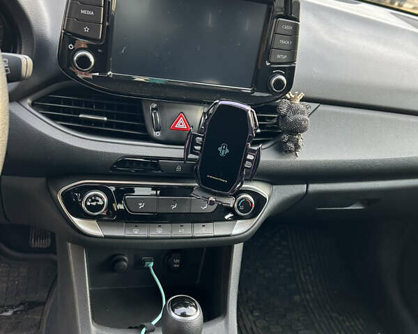 Серый Хендай i30, объемом двигателя 1.5 л и пробегом 18 тыс. км за 17800 $, фото 3 на Automoto.ua