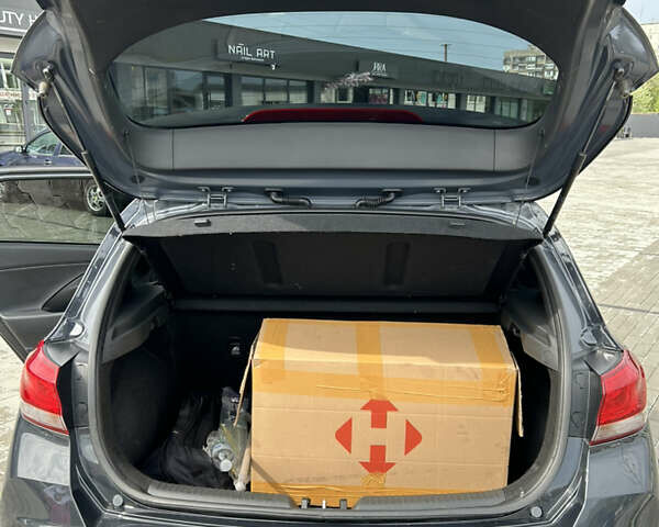 Сірий Хендай i30, об'ємом двигуна 1.5 л та пробігом 10 тис. км за 18300 $, фото 13 на Automoto.ua