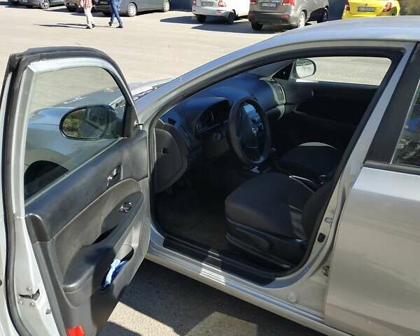 Серый Хендай i30, объемом двигателя 1.4 л и пробегом 167 тыс. км за 6300 $, фото 3 на Automoto.ua