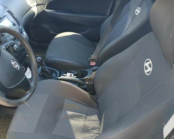 Серый Хендай i30, объемом двигателя 1.4 л и пробегом 167 тыс. км за 6300 $, фото 4 на Automoto.ua