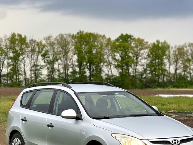 Серый Хендай i30, объемом двигателя 1.6 л и пробегом 232 тыс. км за 5800 $, фото 2 на Automoto.ua