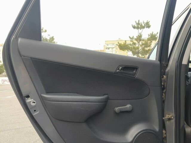 Серый Хендай i30, объемом двигателя 1.6 л и пробегом 248 тыс. км за 5350 $, фото 15 на Automoto.ua