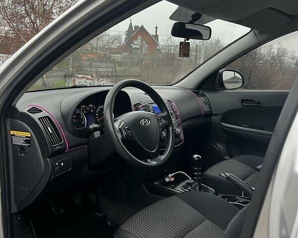 Серый Хендай i30, объемом двигателя 1.6 л и пробегом 197 тыс. км за 5999 $, фото 4 на Automoto.ua