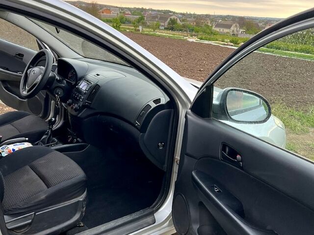 Серый Хендай i30, объемом двигателя 1.6 л и пробегом 232 тыс. км за 5800 $, фото 7 на Automoto.ua