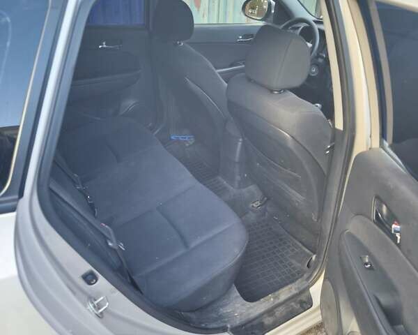 Серый Хендай i30, объемом двигателя 1.58 л и пробегом 270 тыс. км за 5000 $, фото 3 на Automoto.ua