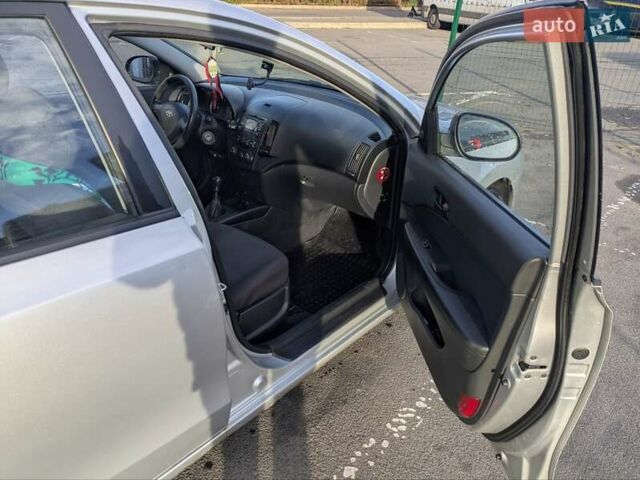 Сірий Хендай i30, об'ємом двигуна 1.59 л та пробігом 261 тис. км за 5699 $, фото 4 на Automoto.ua