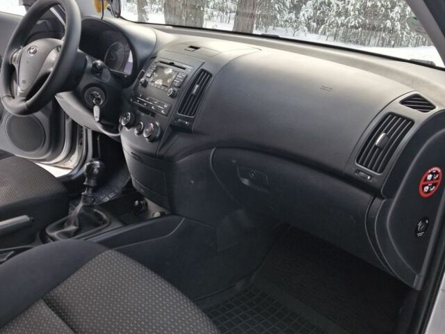 Сірий Хендай i30, об'ємом двигуна 1.6 л та пробігом 206 тис. км за 5800 $, фото 10 на Automoto.ua