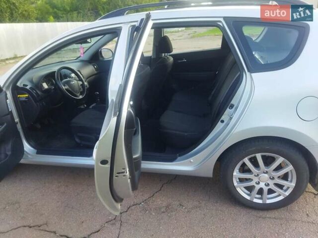 Серый Хендай i30, объемом двигателя 1.59 л и пробегом 267 тыс. км за 5500 $, фото 5 на Automoto.ua