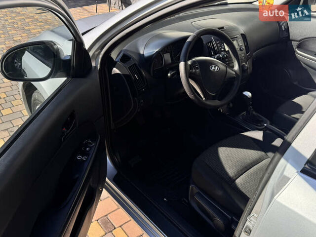 Серый Хендай i30, объемом двигателя 1.59 л и пробегом 232 тыс. км за 5700 $, фото 7 на Automoto.ua