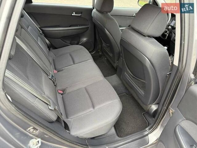 Сірий Хендай i30, об'ємом двигуна 1.6 л та пробігом 201 тис. км за 6800 $, фото 24 на Automoto.ua