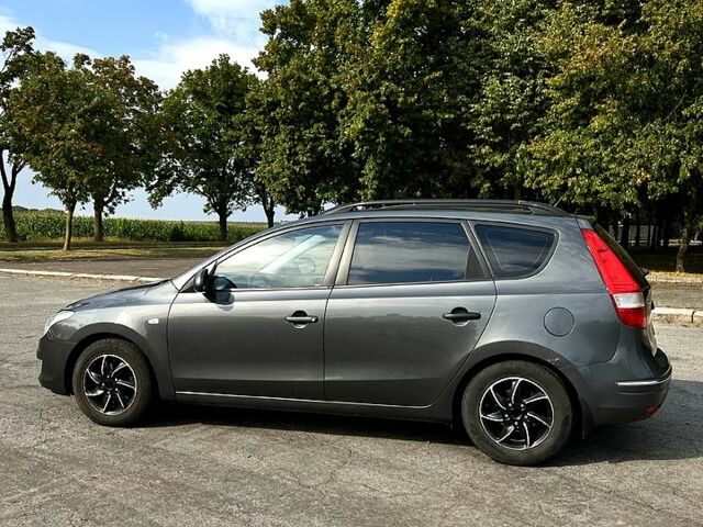 Серый Хендай i30, объемом двигателя 1.6 л и пробегом 236 тыс. км за 4700 $, фото 5 на Automoto.ua