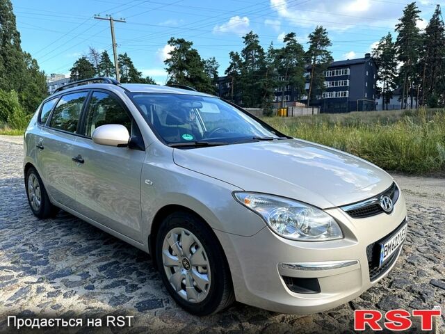 Серый Хендай i30, объемом двигателя 1.6 л и пробегом 240 тыс. км за 5500 $, фото 2 на Automoto.ua