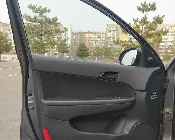 Серый Хендай i30, объемом двигателя 1.6 л и пробегом 248 тыс. км за 5350 $, фото 12 на Automoto.ua