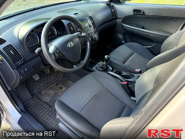 Серый Хендай i30, объемом двигателя 1.6 л и пробегом 240 тыс. км за 5500 $, фото 8 на Automoto.ua