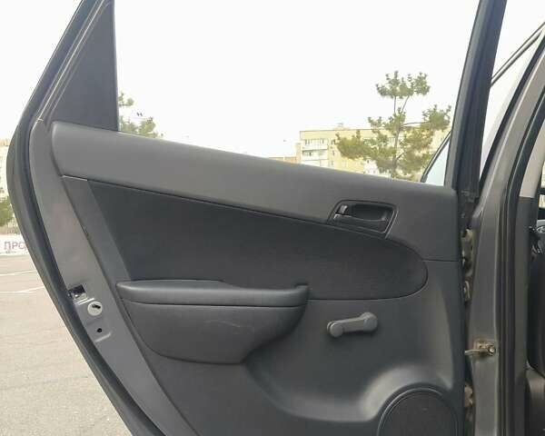 Серый Хендай i30, объемом двигателя 1.6 л и пробегом 248 тыс. км за 5350 $, фото 14 на Automoto.ua