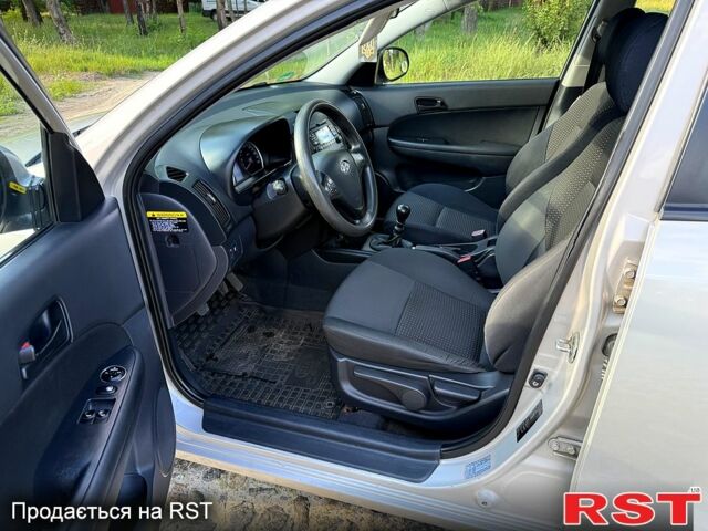 Серый Хендай i30, объемом двигателя 1.6 л и пробегом 240 тыс. км за 5500 $, фото 7 на Automoto.ua