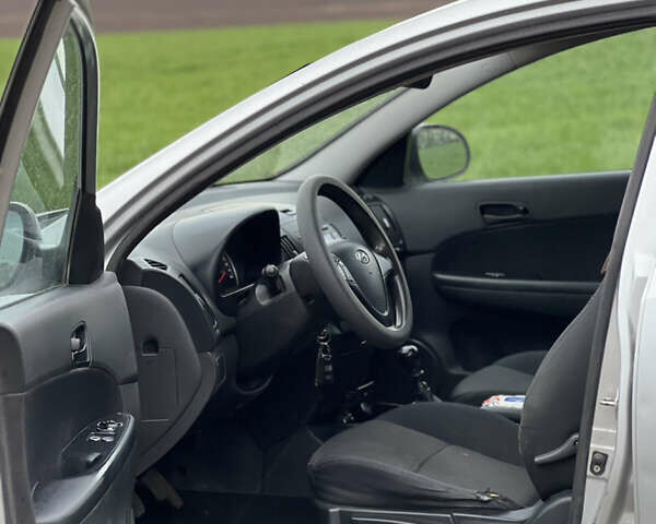 Сірий Хендай i30, об'ємом двигуна 1.59 л та пробігом 232 тис. км за 5100 $, фото 4 на Automoto.ua