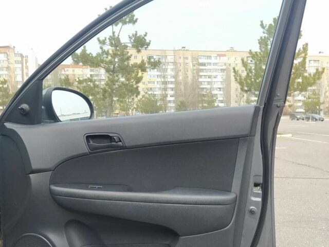 Серый Хендай i30, объемом двигателя 1.6 л и пробегом 248 тыс. км за 5350 $, фото 14 на Automoto.ua