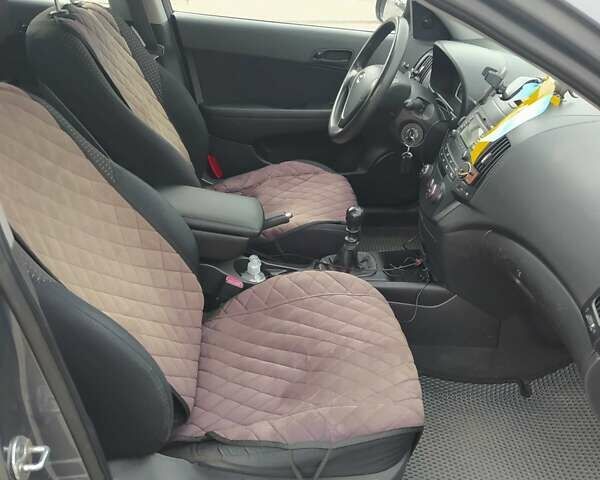 Серый Хендай i30, объемом двигателя 1.6 л и пробегом 248 тыс. км за 5350 $, фото 9 на Automoto.ua