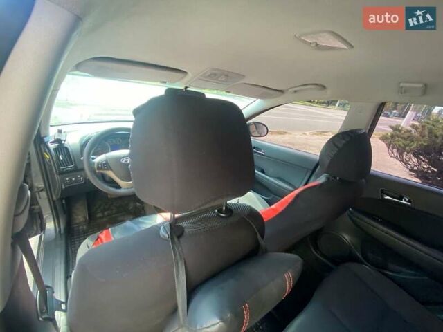 Сірий Хендай i30, об'ємом двигуна 1.59 л та пробігом 200 тис. км за 6300 $, фото 10 на Automoto.ua