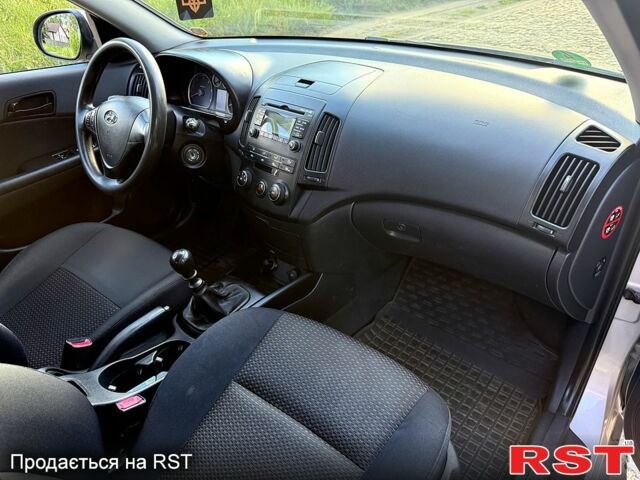 Серый Хендай i30, объемом двигателя 1.6 л и пробегом 240 тыс. км за 5500 $, фото 12 на Automoto.ua