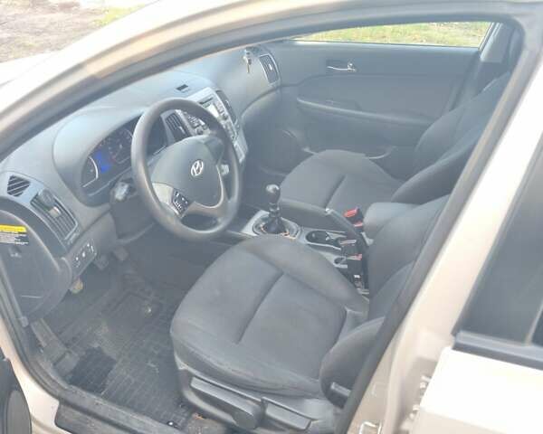 Серый Хендай i30, объемом двигателя 1.58 л и пробегом 270 тыс. км за 5000 $, фото 1 на Automoto.ua