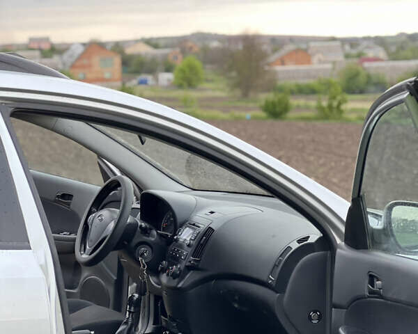 Сірий Хендай i30, об'ємом двигуна 1.59 л та пробігом 232 тис. км за 5100 $, фото 5 на Automoto.ua