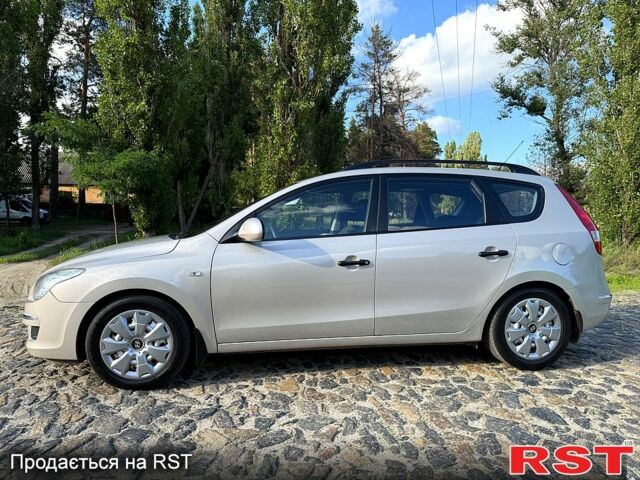 Серый Хендай i30, объемом двигателя 1.6 л и пробегом 240 тыс. км за 5500 $, фото 6 на Automoto.ua