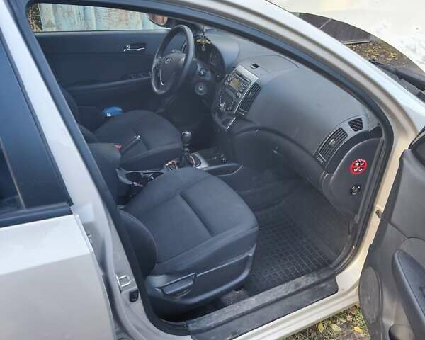 Серый Хендай i30, объемом двигателя 1.58 л и пробегом 270 тыс. км за 5000 $, фото 4 на Automoto.ua